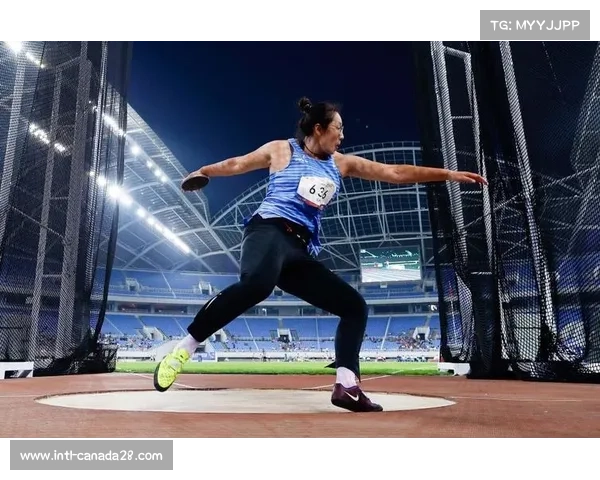 花垣县民族中学铁饼赛场：凝神聚气一掷，铁饼划出优美弧线